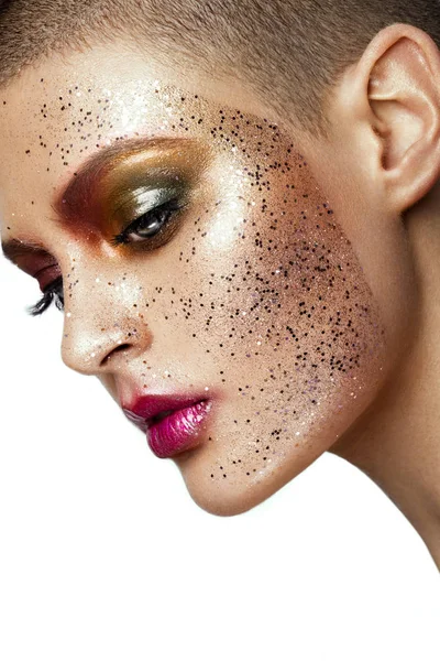 Närbild på kvinna ansikte med glitter på ansikte — Stockfoto