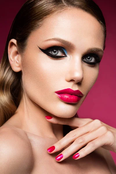 Hermosa cara femenina joven con maquillaje multicolor de moda brillante —  Fotos de Stock