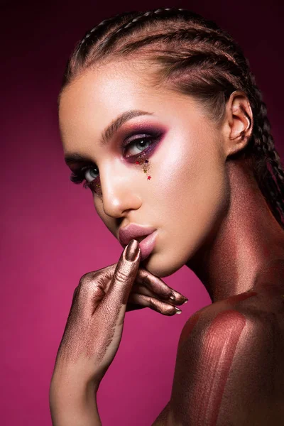 Retrato de una hermosa mujer con chispas en la cara. — Foto de Stock