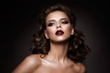 Profesyonel makyajlı güzel bir kadın.