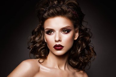 Profesyonel makyajlı güzel bir kadın.