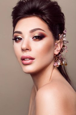 Profesyonel makyajlı güzel bir kadın.