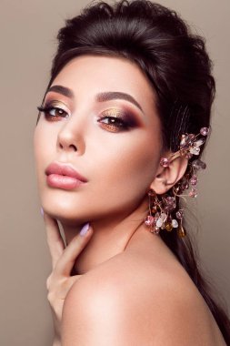 Profesyonel makyajlı güzel bir kadın.