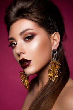 Profesyonel makyajlı güzel bir kadın.