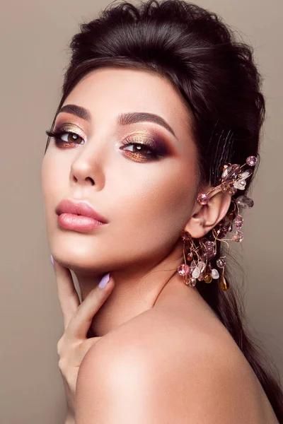 Profesyonel makyajlı güzel bir kadın.