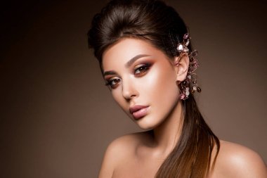 Profesyonel makyajlı güzel bir kadın.