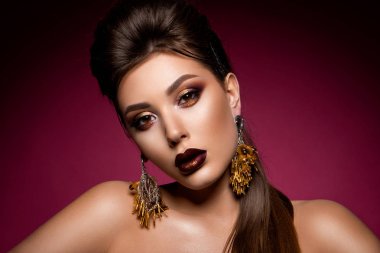 Profesyonel makyajlı güzel bir kadın.