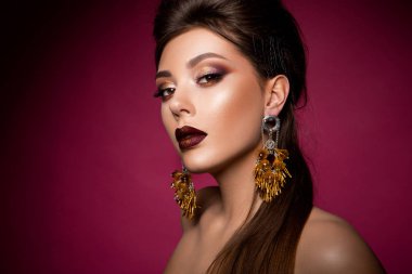 Profesyonel makyajlı güzel bir kadın.