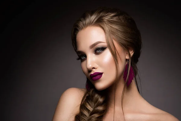 Make up. Glamour portrait of beautiful woman model with fresh makeup and romantic hairstyle. — Stock Photo, Image