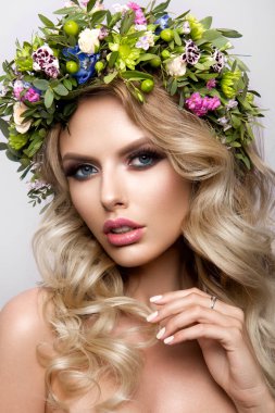 Uzun kıvırcık saçlı güzel kadın mükemmel makyaj