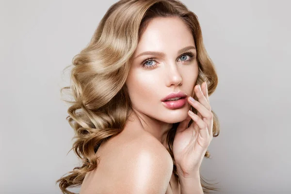 Retrato de beleza do modelo com maquiagem natural — Fotografia de Stock