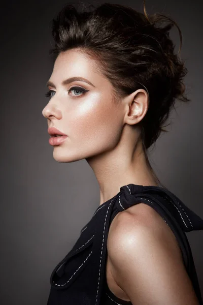 Faz as pazes. Retrato de glamour de modelo de mulher bonita com maquiagem fresca e penteado romântico . — Fotografia de Stock