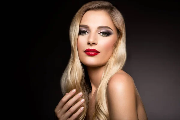 Mooie blonde model meisje met lang krullend haar. Kapsel golvende krullen. Rode lippen. — Stockfoto