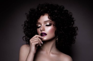 Glamour Bayan, gri arka plan üzerinde güzel kız. Portre. Mükemmel dalgalı saç, makyaj. Kapalı gözler.