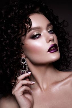 Glamour Bayan, gri arka plan üzerinde güzel kız. Portre. Mükemmel dalgalı saç, makyaj. Kapalı gözler.