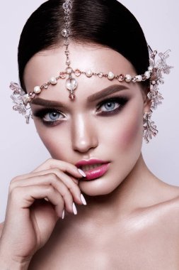 Güzel moda esmer gelin, tatlı ve seksi portresi. Yapmak kadar düğün ve saç. Mavi gözlü.