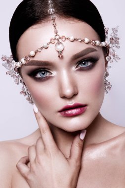 Güzel moda esmer gelin, tatlı ve seksi portresi. Yapmak kadar düğün ve saç. Mavi gözlü.
