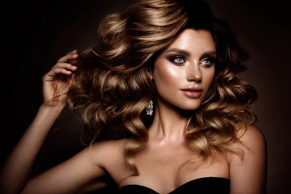 Kalıcı makyaj ile güzel genç esmer