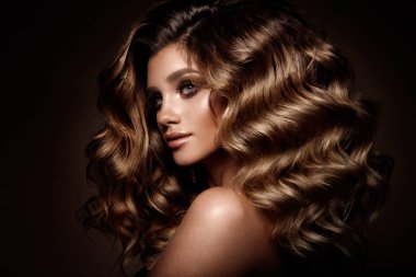 Kalıcı makyaj ile güzel genç esmer