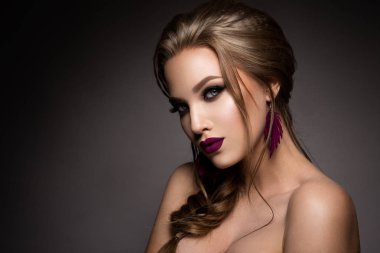 Makyaj. Güzel kadın yeni makyaj ve romantik saç modeliyle Glamour portresi.