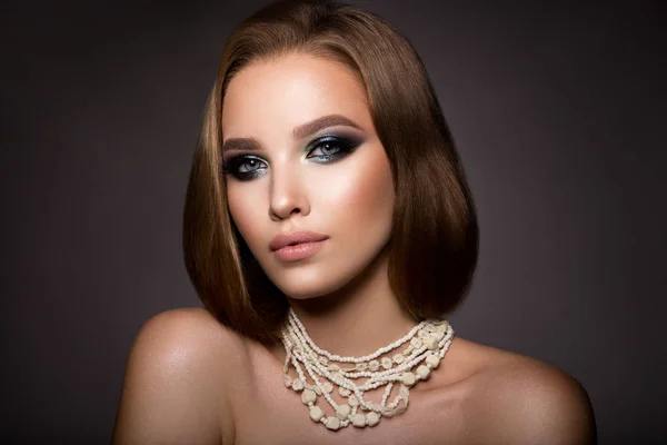 Make up. Potret glamour model wanita cantik dengan makeup segar dan romantis gaya rambut . — Stok Foto