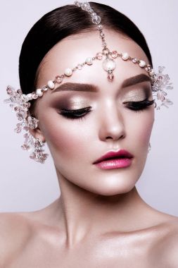 Güzel moda esmer gelin, tatlı ve seksi portresi. Yapmak kadar düğün ve saç. Mavi gözlü.