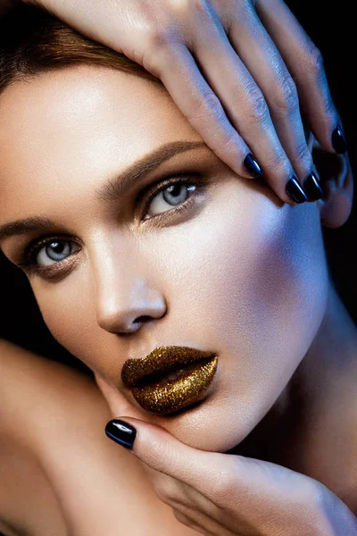 Wunderschönes Mädchen mit Goldglitzern im Gesicht — Stockfoto