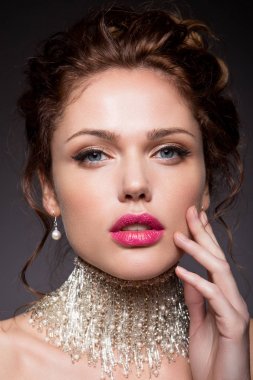 Makyaj. Güzel kadın yeni makyaj ve romantik dalgalı saç modeliyle Glamour portresi.