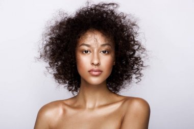 Stüdyo portre olan mükemmel pürüzsüz parlak melez deri güzel Afrikalı-Amerikalı kadın moda, makyaj