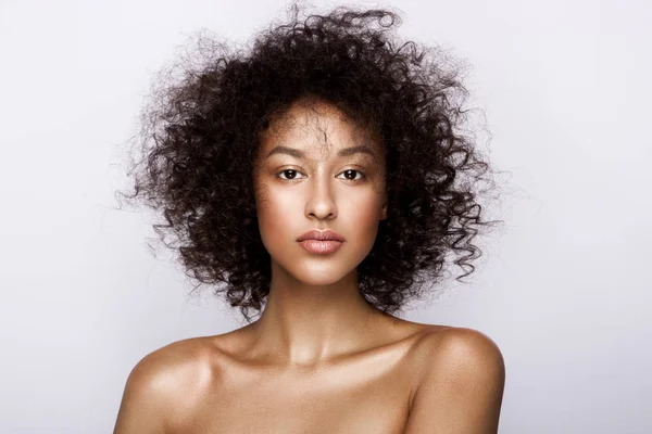 Retrato de estúdio de moda de bela mulher americana africana com perfeita pele mulata brilhante suave, compõem — Fotografia de Stock