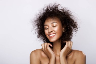 Stüdyo portre olan mükemmel pürüzsüz parlak melez deri güzel Afrikalı-Amerikalı kadın moda, makyaj