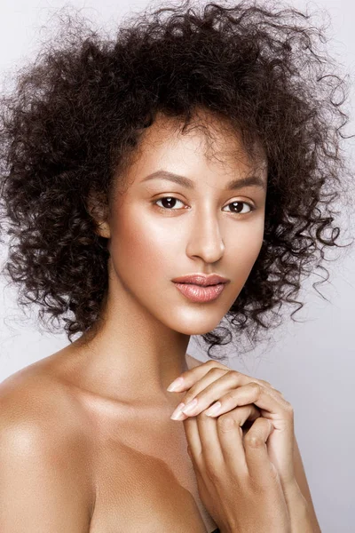 Retrato de estudio de moda de hermosa mujer afroamericana con perfecta piel mulata brillante suave, maquillaje —  Fotos de Stock