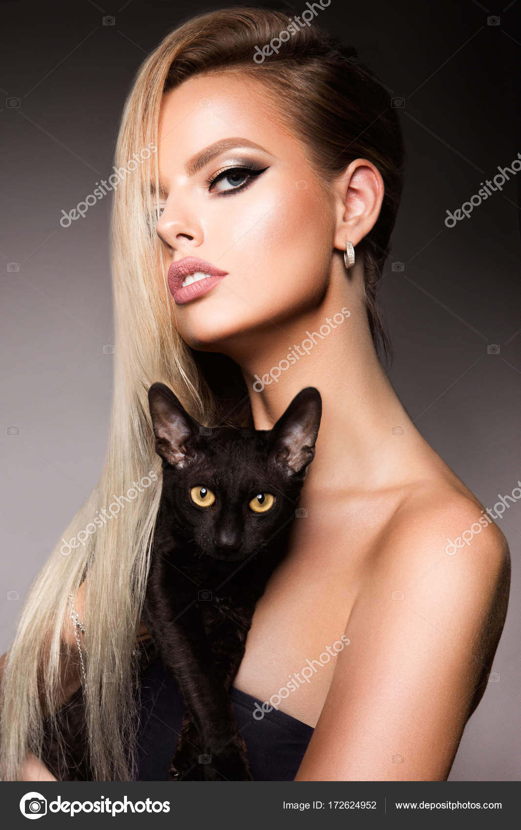 Surligneur brillant de mode sur la peau, maquillage lèvres gloss sexy et sourcils sombres. Chat noir \u2014 Image de korabkova