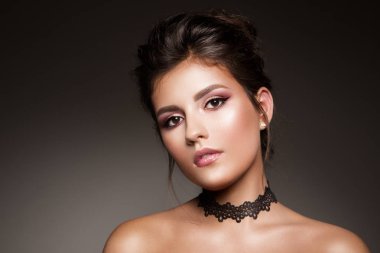 Makyaj. Güzel kadın yeni makyaj ve romantik saç modeliyle Glamour portresi.