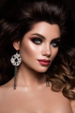 Makyaj. Güzel kadın yeni makyaj ve romantik saç modeliyle Glamour portresi.
