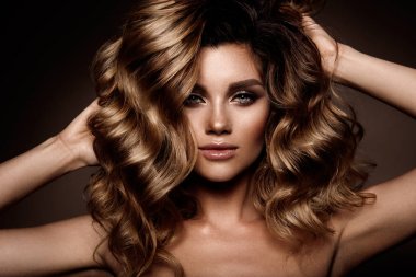 Kalıcı makyaj ile güzel genç esmer