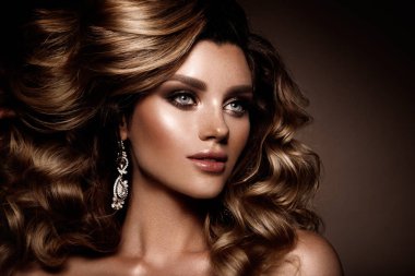 Kalıcı makyaj ile güzel genç esmer