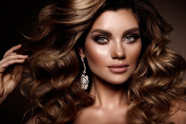 Kalıcı makyaj ile güzel genç esmer