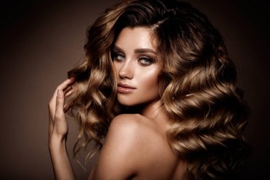 Kalıcı makyaj ile güzel genç esmer