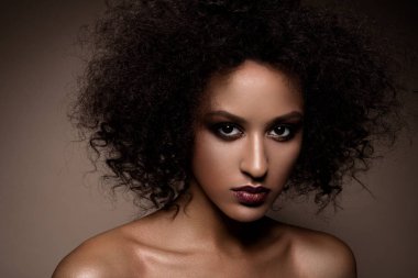 Stüdyo portre olan mükemmel pürüzsüz parlak melez deri güzel Afrikalı-Amerikalı kadın moda, makyaj