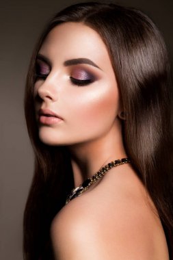Makyaj. Güzel kadın yeni makyaj ve romantik saç modeliyle Glamour portresi.
