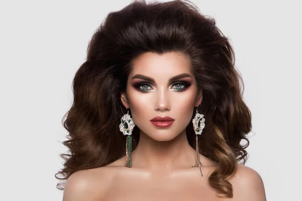 Göra upp. Glamour porträtt av vacker kvinna modell med fräsch makeup och romantisk frisyr. — Stockfoto