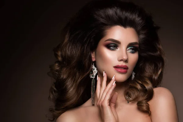 Faz as pazes. Retrato de glamour de modelo de mulher bonita com maquiagem fresca e penteado romântico . — Fotografia de Stock