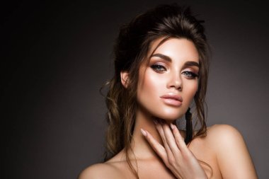 Profesyonel makyajlı güzel bir kadın.