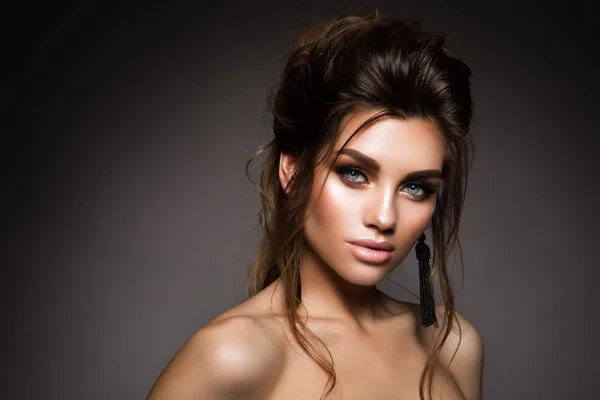 Profesyonel makyajlı güzel bir kadın.