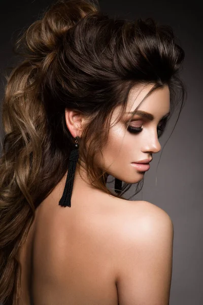 プロの化粧を持つ美しい女性 — ストック写真