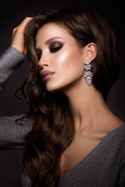 Profesyonel makyajlı güzel bir kadın.