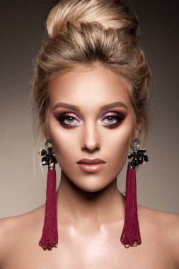 Profesyonel makyajlı güzel bir kadın.