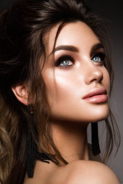 Profesyonel makyajlı güzel bir kadın.
