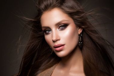 Profesyonel makyajlı güzel bir kadın.